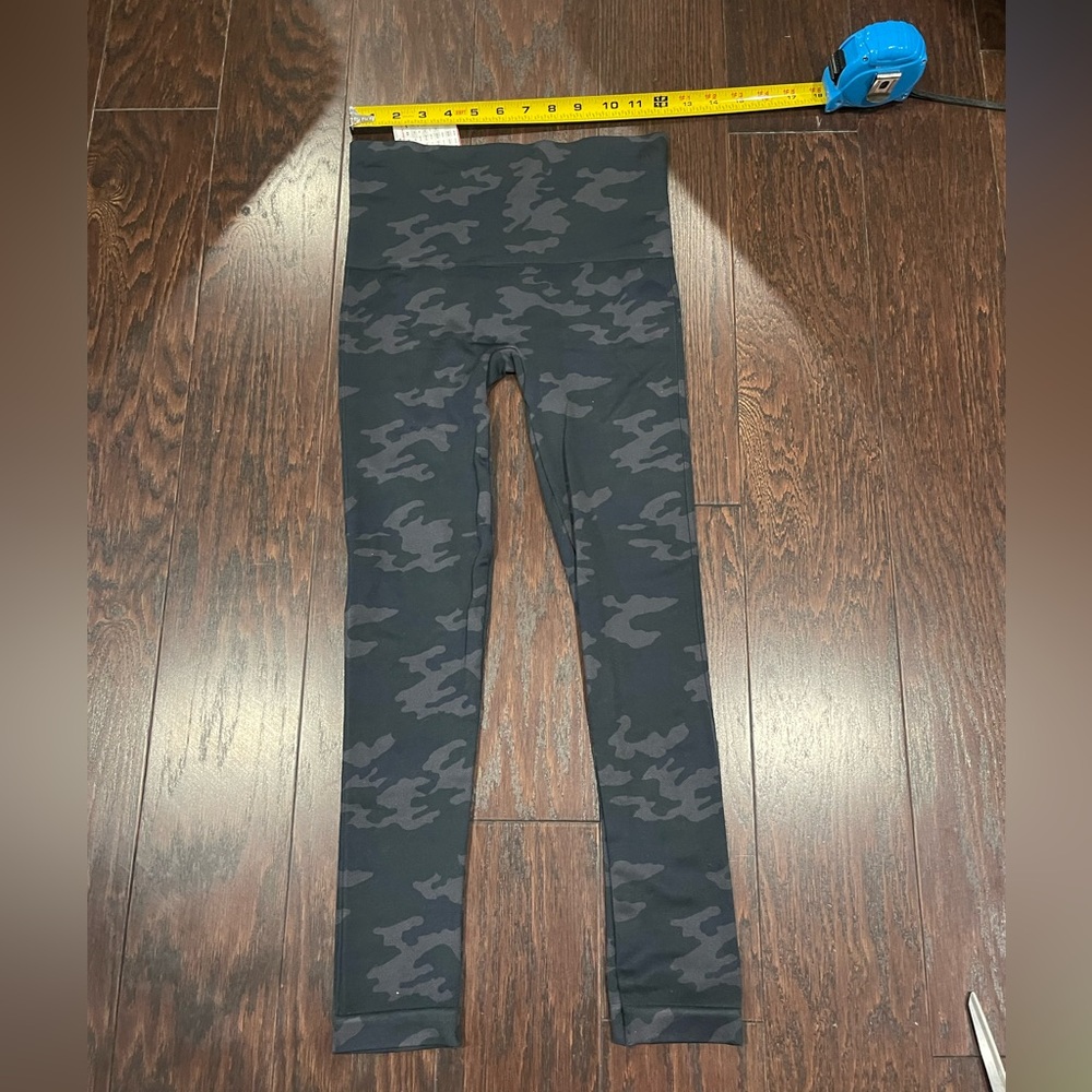 SPANX Seamless Leggings Look at me Now Black Camo Size Medium NEW